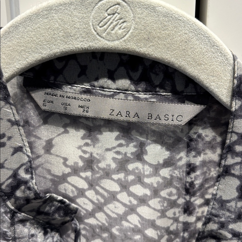 Zara Basic Sheet Gray Patterned Blouse in Size S - image 3